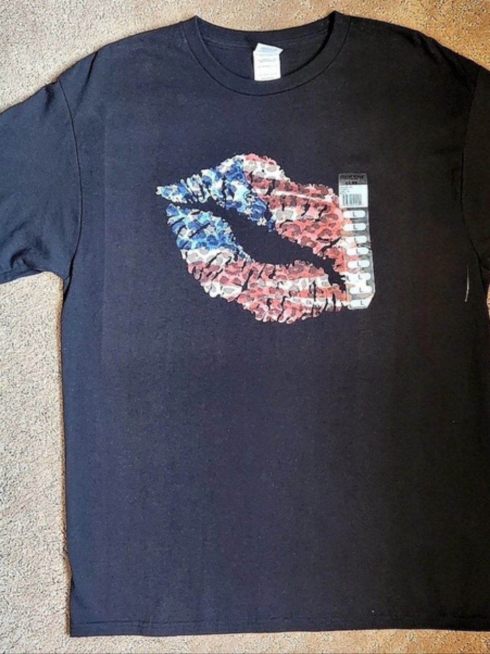 Delta Pro Weight Abstract Lips Graphic Tee in Black Large Like New
